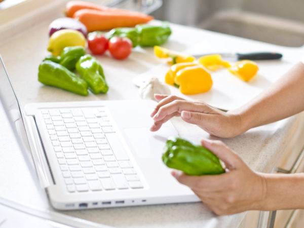 Housewives to cook while watching the cooking recipes tablet Tan pine